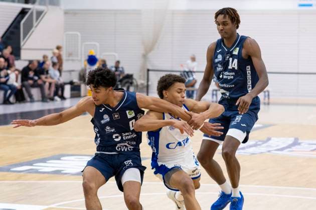 BARMER 2. Basketball Bundesliga ProB Süd: CATL Basketball Löwen vs. Dresden Titans; Erfurt; 26.10.2025 Leonardo Alfonso Benitez Arocha ( 0; Dresden Titans) gegen Musa Abra ( 8; CATL Basketball Löwen) BARMER 2. Basketball Bundesliga ProB Süd: CATL Basketball Löwen vs. Dresden Titans; Riethsporthalle Erfurt; 26.10.2025 Copyright: xBEAUTIFULxSPORTS Duehringx