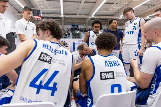 BARMER 2. Basketball Bundesliga ProB Süd: CATL Basketball Löwen vs. Dresden Titans; Erfurt; 26.10.2025 Florian Gut (Trainer; CATL Basketball Löwen) und Mannschaft BARMER 2. Basketball Bundesliga ProB Süd: CATL Basketball Löwen vs. Dresden Titans; Riethsporthalle Erfurt; 26.10.2025 Copyright: xBEAUTIFULxSPORTS Duehringx