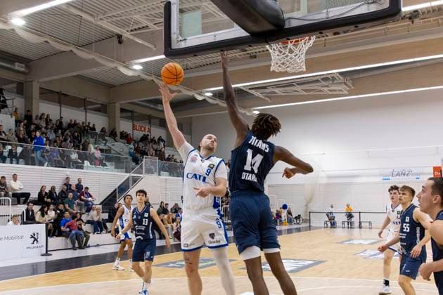 BARMER 2. Basketball Bundesliga ProB Süd: CATL Basketball Löwen vs. Dresden Titans; Erfurt; 26.10.2025 Paul Albrecht ( 9; CATL Basketball Löwen) gegen Osasere Best Otakho ( 14; Dresden Titans) BARMER 2. Basketball Bundesliga ProB Süd: CATL Basketball Löwen vs. Dresden Titans; Riethsporthalle Erfurt; 26.10.2025 Copyright: xBEAUTIFULxSPORTS Duehringx