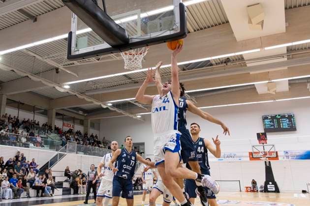 BARMER 2. Basketball Bundesliga ProB Süd: CATL Basketball Löwen vs. Dresden Titans; Erfurt; 26.10.2025 Samuel Elias Nellessen ( 44; CATL Basketball Löwen) gegen Samuel Leonard Schally ( 10; Dresden Titans) BARMER 2. Basketball Bundesliga ProB Süd: CATL Basketball Löwen vs. Dresden Titans; Riethsporthalle Erfurt; 26.10.2025 Copyright: xBEAUTIFULxSPORTS Duehringx