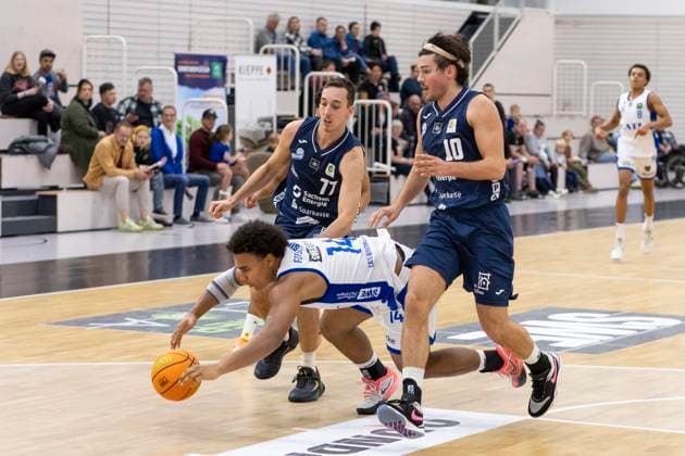 BARMER 2. Basketball Bundesliga ProB Süd: CATL Basketball Löwen vs. Dresden Titans; Erfurt; 26.10.2025 Jeremie Fotso-Sighom ( 14; CATL Basketball Löwen) gegen Simeon Dimitrov ( 77; Dresden Titans) (links) und Samuel Leonard Schally ( 10; Dresden Titans) (rechts) BARMER 2. Basketball Bundesliga ProB Süd: CATL Basketball Löwen vs. Dresden Titans; Riethsporthalle Erfurt; 26.10.2025 Copyright: xBEAUTIFULxSPORTS Duehringx