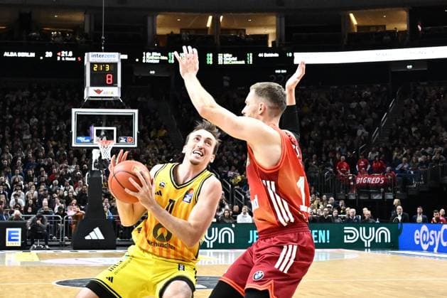 26.10.2025, xlakx, Basketball BBL Bundesliga, Alba Berlin - FC Bayern München Basketball v.l. Moses Wood (Alba Berlin), Andreas Obst (FC Bayern Basketball) Zweikampf, Duell, Kampf, tackle Berlin