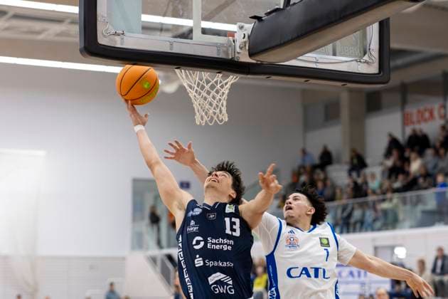 BARMER 2. Basketball Bundesliga ProB Süd: CATL Basketball Löwen vs. Dresden Titans; Erfurt; 26.10.2025 Kevin Kollmar ( 13; Dresden Titans) gegen Michael Tyrone Mitchell Jr. ( 1; CATL Basketball Löwen) BARMER 2. Basketball Bundesliga ProB Süd: CATL Basketball Löwen vs. Dresden Titans; Riethsporthalle Erfurt; 26.10.2025 Copyright: xBEAUTIFULxSPORTS Duehringx
