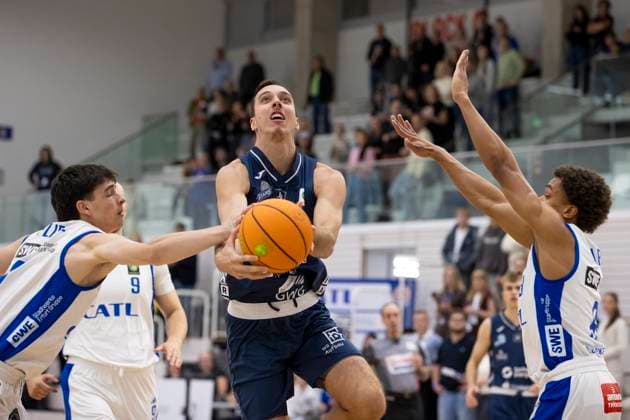 BARMER 2. Basketball Bundesliga ProB Süd: CATL Basketball Löwen vs. Dresden Titans; Erfurt; 26.10.2025 Simeon Dimitrov ( 77; Dresden Titans) gegen Léonar Fliege ( 3; CATL Basketball Löwen) (links) und Musa Abra ( 8; CATL Basketball Löwen) (rechts) BARMER 2. Basketball Bundesliga ProB Süd: CATL Basketball Löwen vs. Dresden Titans; Riethsporthalle Erfurt; 26.10.2025 Copyright: xBEAUTIFULxSPORTS Duehringx
