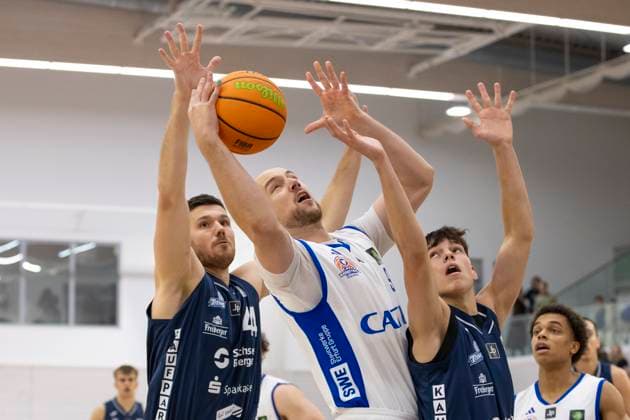 BARMER 2. Basketball Bundesliga ProB Süd: CATL Basketball Löwen vs. Dresden Titans; Erfurt; 26.10.2025 Paul Albrecht ( 9; CATL Basketball Löwen) gegen Max von der Wippel ( 44; Dresden Titans) (links) und Malte Silbermann ( 21; Dresden Titans) (rechts) BARMER 2. Basketball Bundesliga ProB Süd: CATL Basketball Löwen vs. Dresden Titans; Riethsporthalle Erfurt; 26.10.2025 Copyright: xBEAUTIFULxSPORTS Duehringx