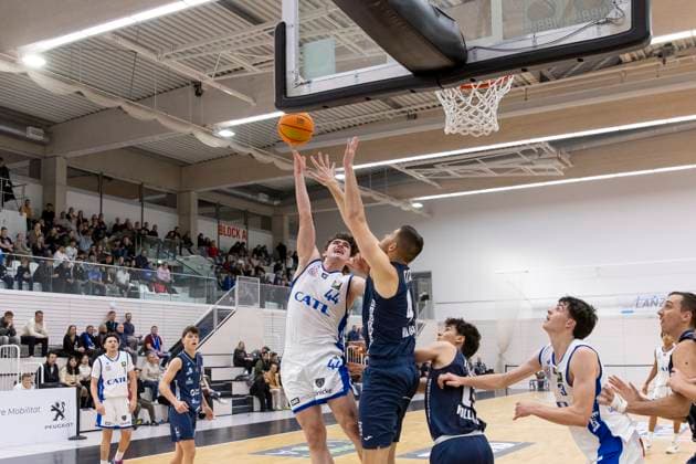 BARMER 2. Basketball Bundesliga ProB Süd: CATL Basketball Löwen vs. Dresden Titans; Erfurt; 26.10.2025 Max von der Wippel ( 44; Dresden Titans) gegen Samuel Elias Nellessen ( 44; CATL Basketball Löwen) BARMER 2. Basketball Bundesliga ProB Süd: CATL Basketball Löwen vs. Dresden Titans; Riethsporthalle Erfurt; 26.10.2025 Copyright: xBEAUTIFULxSPORTS Duehringx