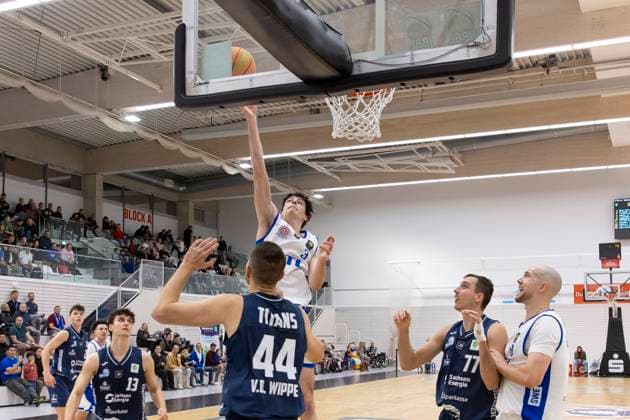 BARMER 2. Basketball Bundesliga ProB Süd: CATL Basketball Löwen vs. Dresden Titans; Erfurt; 26.10.2025 Léonar Fliege ( 3; CATL Basketball Löwen) gegen Max von der Wippel ( 44; Dresden Titans) BARMER 2. Basketball Bundesliga ProB Süd: CATL Basketball Löwen vs. Dresden Titans; Riethsporthalle Erfurt; 26.10.2025 Copyright: xBEAUTIFULxSPORTS Duehringx
