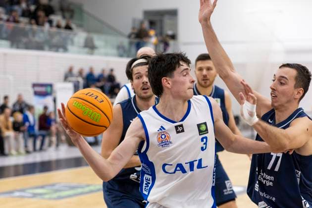 BARMER 2. Basketball Bundesliga ProB Süd: CATL Basketball Löwen vs. Dresden Titans; Erfurt; 26.10.2025 Léonar Fliege ( 3; CATL Basketball Löwen) gegen Simeon Dimitrov ( 77; Dresden Titans) BARMER 2. Basketball Bundesliga ProB Süd: CATL Basketball Löwen vs. Dresden Titans; Riethsporthalle Erfurt; 26.10.2025 Copyright: xBEAUTIFULxSPORTS Duehringx