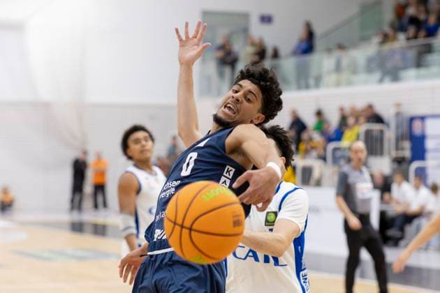 BARMER 2. Basketball Bundesliga ProB Süd: CATL Basketball Löwen vs. Dresden Titans; Erfurt; 26.10.2025 Leonardo Alfonso Benitez Arocha ( 0; Dresden Titans) gegen Michael Tyrone Mitchell Jr. ( 1; CATL Basketball Löwen) (dahinter) BARMER 2. Basketball Bundesliga ProB Süd: CATL Basketball Löwen vs. Dresden Titans; Riethsporthalle Erfurt; 26.10.2025 Copyright: xBEAUTIFULxSPORTS Duehringx