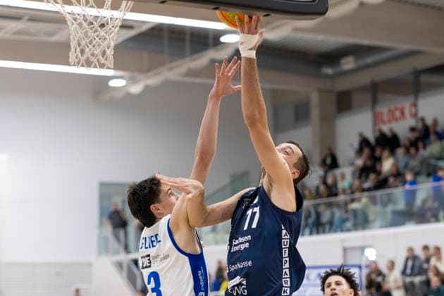 BARMER 2. Basketball Bundesliga ProB Süd: CATL Basketball Löwen vs. Dresden Titans; Erfurt; 26.10.2025 Léonar Fliege ( 3; CATL Basketball Löwen) gegen Simeon Dimitrov ( 77; Dresden Titans) BARMER 2. Basketball Bundesliga ProB Süd: CATL Basketball Löwen vs. Dresden Titans; Riethsporthalle Erfurt; 26.10.2025 Copyright: xBEAUTIFULxSPORTS Duehringx