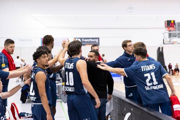 BARMER 2. Basketball Bundesliga ProB Süd: CATL Basketball Löwen vs. Dresden Titans; Erfurt; 26.10.2025 Valentino Lott (Trainer; Dresden Titans) (Bildmitte) und Mannschaft BARMER 2. Basketball Bundesliga ProB Süd: CATL Basketball Löwen vs. Dresden Titans; Riethsporthalle Erfurt; 26.10.2025 Copyright: xBEAUTIFULxSPORTS Duehringx
