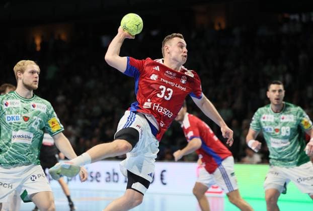 GER HBL Saison 2025 2026 FÜCHSE Berlin vs HSV Hamburg, 26.10.25, Max-Schmeling-Halle, Berlin, Matthes LANGHOFF (Füchse Berlin 25), =h330, Mijajlo MARSENIC (Füchse Berlin 93)