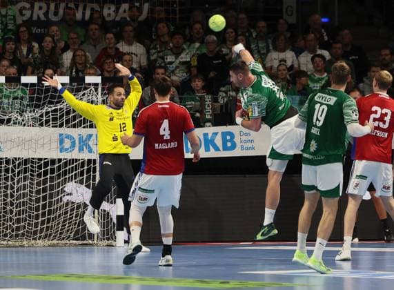 GER HBL Saison 2025 2026 FÜCHSE Berlin vs HSV Hamburg, 26.10.25, Max-Schmeling-Halle, Berlin, Mohamed EL-TAYAR (HSV Hamburg 12), Andreas MAGAARD (HSV Hamburg 4), Mijajlo MARSENIC (Füchse Berlin 93), Mathias GIDSEL (Füchse Berlin 19), Einar OLAFSSON (HSV Hamburg 23)
