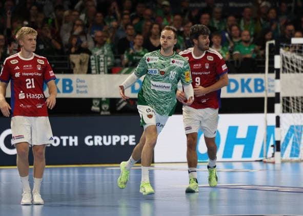GER HBL Saison 2025 2026 FÜCHSE Berlin vs HSV Hamburg, 26.10.25, Max-Schmeling-Halle, Berlin, Mathias GIDSEL (Füchse Berlin 19) feuert sein Team an