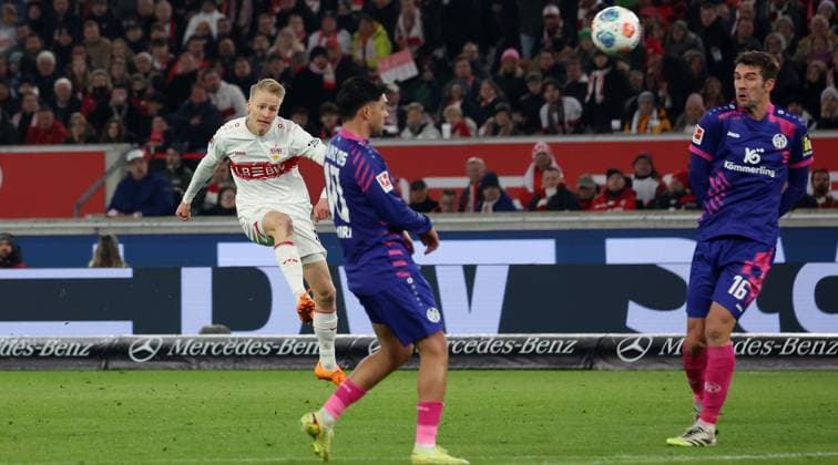 Stuttgart, Bundesliga Fußball VfB Stuttgart vs. 1. FSV Mainz 05, Torschütze Chris Führich (VfB, links) schießt das Tor zum 1:1 Gemäß den Vorgaben der DFL Deutschen Fußball Liga ist es untersagt, in dem Stadion und oder vom Spiel angefertigte Fotoaufnahmen in Form von Sequenzbildern und oder videoähnlichen Fotostrecken zu verwerten bzw. verwerten zu lassen.