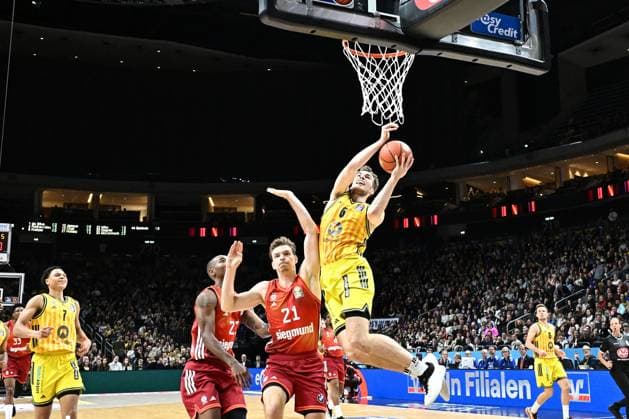 26.10.2025, xlakx, Basketball BBL Bundesliga, Alba Berlin - FC Bayern München Basketball v.l. Justus Hollatz (FC Bayern Basketball), Malte Delow (Alba Berlin) setzt zum Korbwurf an Berlin