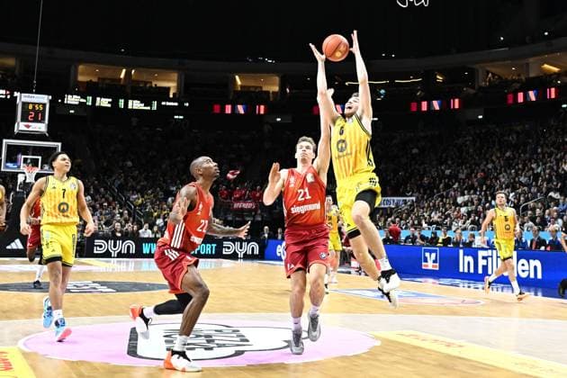 26.10.2025, xlakx, Basketball BBL Bundesliga, Alba Berlin - FC Bayern München Basketball v.l. Isiaha Mike (FC Bayern Basketball), Justus Hollatz (FC Bayern Basketball), Malte Delow (Alba Berlin) Zweikampf, Duell, Kampf, tackle Berlin