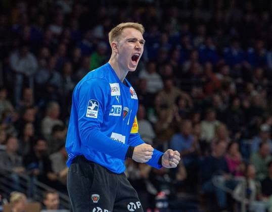 Handball, Herren, Saison 2025 2026, DAIKIN Handball-Bundesliga (10. Spieltag), Füchse Berlin - HSV Hamburg, Torhüter Lasse Ludwig (Füchse Berlin) bejubelt eine seiner Paraden, 26.10.2025, Copyright: xSebastianxRäppold MatthiasxKochx