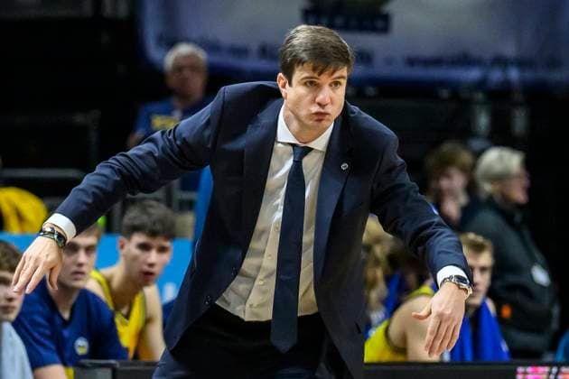 GER, Berlin, Basketball, Alba Berlin vs FC Bayern Basketball - in der Uber Arena, BBL, Spieltag 5, im Bild v.l.: Pedro Calles (Alba, Trainer), fiebert mit seinem Team, 26.10.2025 Copyright: HMBxMedia UwexKoch