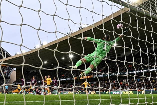 26th October 2025; Molineux Stadium, Wolverhampton, West Midlands, England; Premier League Football, Wolverhampton Wanderers versus Burnley; Martin Dubravka of Burnley makes a diving save  GodfreyxPitt