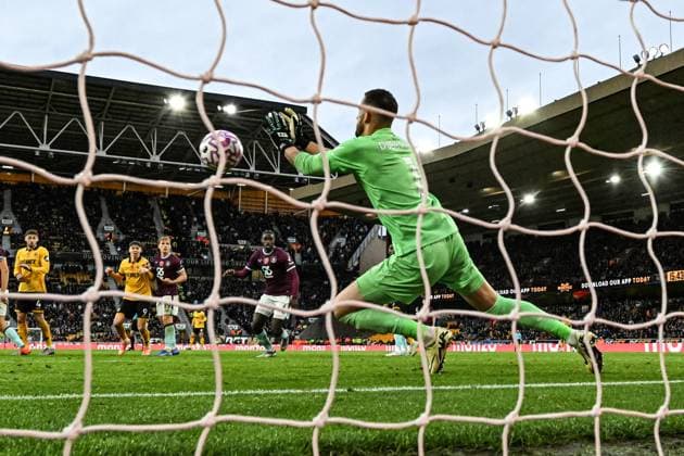 26th October 2025; Molineux Stadium, Wolverhampton, West Midlands, England; Premier League Football, Wolverhampton Wanderers versus Burnley; Martin Dubravka of Burnley parries the ball away  GodfreyxPitt