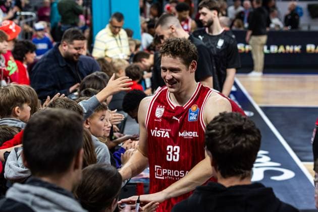GER, easy-Credit Basketball-Bundesliga, BMA365 Bamberg Baskets - Niners Chemnitz. 26.10.2025, BROSE Arena, Bamberg, GER, easy-Credit Basketball-Bundesliga, BMA365 Bamberg Baskets - Niners Chemnitz. Patrick Heckmann (BMA365 Bamberg Baskets, 33) bedankt sich bei den Fans Foto Alexander Trienitz Bamberg BROSE Arena Bayern Deutschland