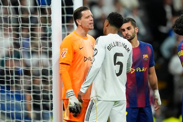 REAL MADRID CF v FC Barcelona, Barca LA LIGA 2025 2026. ROUND 10. Real Madrid CF™s Jude Bellingham (r) and FC Barcelona s Wojciech Szczesny have words during La Liga match. October 26, 2025. (ALTERPHOTOS Acero) MadridSpain  Copyright: xAcerox