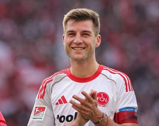 26.10.2025 - Fussball - Saison 2025 2026 - 2. Fussball - Bundesliga - 10. Spieltag: 1. FC Kaiserslautern FCK ( Lautern Roten Teufel ) - 1. FC Nürnberg FCN ( Club ) - Sportfoto Zink DaMa - xdaxmax - DFL regulations prohibit any use of photographs as image sequences and or quasi-video - only for editorial use - Robin Knoche (31, 1. FC Nürnberg FCN ) lacht Lachen freut sich Freude nach Spielende *** 26 10 2025 Soccer season 2025 2026 2 Soccer Bundesliga 10 Matchday 1 FC Kaiserslautern FCK Lautern Red Devils 1 FC Nuremberg FCN Club Sportfoto Zink DaMa xdaxmax DFL regulations prohibit any use of photographs as image sequences and or quasi video only for editorial use Robin Knoche 31, 1 FC Nuremberg FCN laughs laughter rejoices joy after end of match