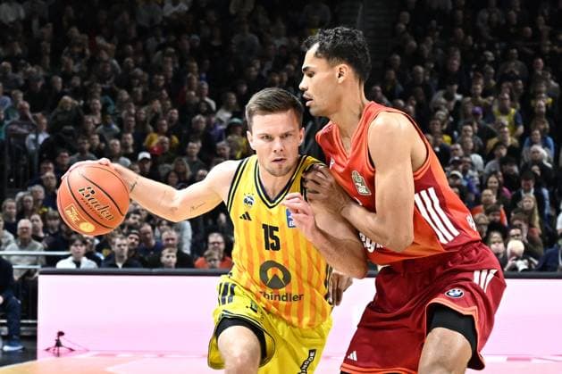 26.10.2025, xlakx, Basketball BBL Bundesliga, Alba Berlin - FC Bayern München Basketball v.l. Martin Hermannsson (Alba Berlin), Oscar da Silva (FC Bayern Basketball) Zweikampf, Duell, Kampf, tackle Berlin