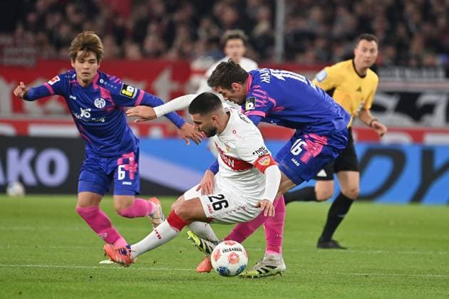 v.re:Stefan BELL (1.FSV Mainz 05), Deniz UNDAV (VFB Stuttgart), Kaishu SANO (1.FSV Mainz 05). Aktion,Zweikampf. Fussball 1. Bundesliga Saison 2025 2026, 8.Spieltag, Spieltag08 VfB Stuttgart - 1.FSV Mainz 05 am 26.10.2025 MHP ARENA.