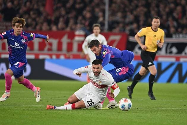 v.re:Stefan BELL (1.FSV Mainz 05), Deniz UNDAV (VFB Stuttgart), Kaishu SANO (1.FSV Mainz 05). Aktion,Zweikampf. Fussball 1. Bundesliga Saison 2025 2026, 8.Spieltag, Spieltag08 VfB Stuttgart - 1.FSV Mainz 05 am 26.10.2025 MHP ARENA.