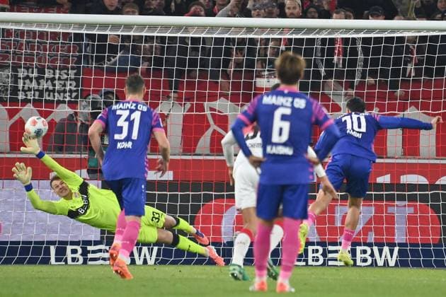 Tor Nadiem AMIRI (1.FSV Mainz 05) zum 0-1 per Elfmeter,Strafstoss gegen Torwart Alexander NUEBEL (VFB Stuttgart), Aktion,Torschuss. Fussball 1. Bundesliga Saison 2025 2026, 8.Spieltag, Spieltag08 VfB Stuttgart - 1.FSV Mainz 05 am 26.10.2025 MHP ARENA.