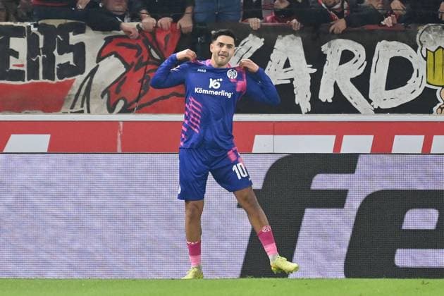 Torjubel Nadiem AMIRI (1.FSV Mainz 05) nach Tor zum 0-1,Jubel,Freude,Begeisterung,Aktion. Fussball 1. Bundesliga Saison 2025 2026, 8.Spieltag, Spieltag08 VfB Stuttgart - 1.FSV Mainz 05 am 26.10.2025 MHP ARENA.