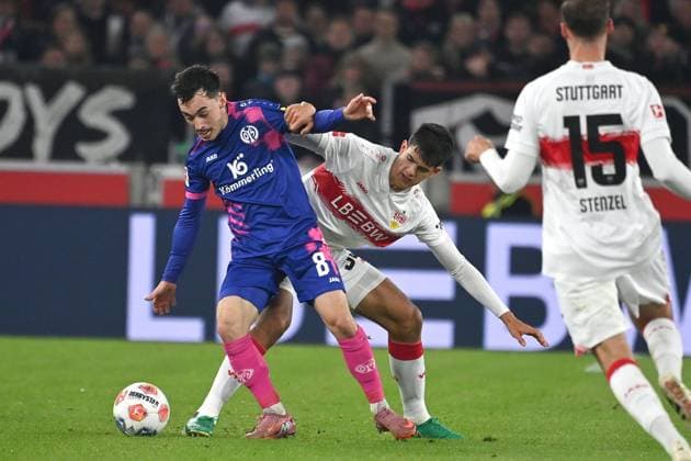 Paul NEBEL (1.FSV Mainz), Aktion,Zweikampf gegen Chema ANDRES (VFB Stuttgart). Fussball 1. Bundesliga Saison 2025 2026, 8.Spieltag, Spieltag08 VfB Stuttgart - 1.FSV Mainz 05 am 26.10.2025 MHP ARENA.