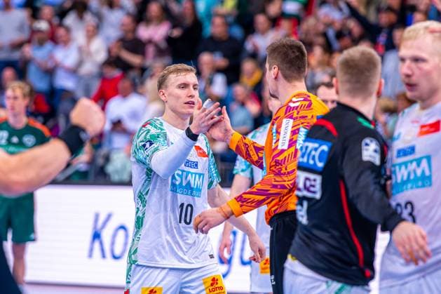 Gisli Thorgeir Kristjansson (SC Magdeburg, Nr. 10) Sergey Hernandez Ferrer (SC Magdeburg, Nr. 1) (v.l.), TSV Hannover-Burgdorf (grün) gegen SC Magdeburg (weiß) am 10. Spieltag der Saison 2025 2026 in der DAIKIN Handball-Bundesliga (26.10.2025, ZAG Arena (Hannover, GER), Copyright: xJanxGuentherx xTSVxHannover-Burgdorfx