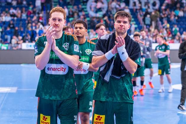 Lukas Stutzke (TSV Hannover-Burgdorf, Nr. 39) Renars Uscins (TSV Hannover-Burgdorf, Nr. 10) (v.l.), TSV Hannover-Burgdorf (grün) gegen SC Magdeburg (weiß) am 10. Spieltag der Saison 2025 2026 in der DAIKIN Handball-Bundesliga (26.10.2025, ZAG Arena (Hannover, GER), Copyright: xJanxGuentherx xTSVxHannover-Burgdorfx