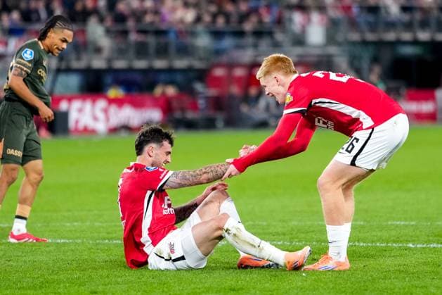 2025-10-26 AZ Alkmaar v FC Utrecht - Dutch Eredivisie ALKMAAR, NETHERLANDS - OCTOBER 26: Kees Smit of AZ Alkmaar giving a helping hand to Troy Parrott of AZ Alkmaar during the Dutch Eredivisie match between AZ Alkmaar and FC Utrecht at AFAS Stadion on October 26, 2025 in Alkmaar, Netherlands. Alkmaar AFAS Stadion Netherlands Content not available for redistribution in The Netherlands directly or indirectly through any third parties. Copyright: xEdxvanxdexPolx