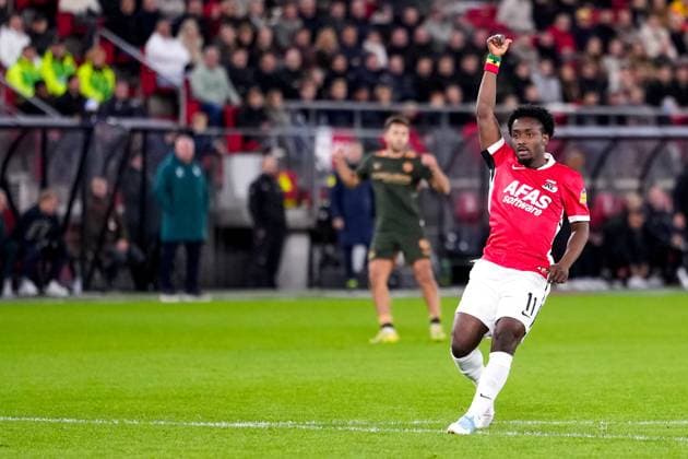 2025-10-26 AZ Alkmaar v FC Utrecht - Dutch Eredivisie ALKMAAR, NETHERLANDS - OCTOBER 26: Ibrahim Sadiq of AZ Alkmaar raising his hand during the Dutch Eredivisie match between AZ Alkmaar and FC Utrecht at AFAS Stadion on October 26, 2025 in Alkmaar, Netherlands. Alkmaar AFAS Stadion Netherlands Content not available for redistribution in The Netherlands directly or indirectly through any third parties. Copyright: xEdxvanxdexPolx