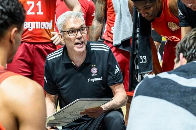 GER, Berlin, Basketball, Alba Berlin vs FC Bayern Basketball - in der Uber Arena, BBL, Spieltag 5, im Bild v.l.: Gordon Herbert (FCB, Trainer), brieft sein Team in der Auszeit, Pause, Anweisung, Strategie 26.10.2025 *** GER, Berlin, Basketball, Alba Berlin vs FC Bayern Basketball in the Uber Arena, BBL, Matchday 5, in the picture from l Gordon Herbert FCB, coach , briefs his team during the time-out, break, instruction, strategy 26 10 2025 Copyright: HMBxMedia UwexKoch