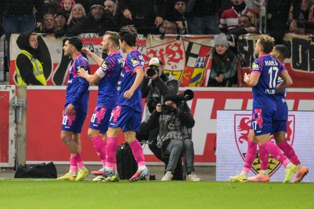 Fußball, 1. Bundesliga, 20251026, VfB Stuttgart - 1. FSV Mainz 05. Im Bild Mainz Torjubel bejubelt Jubel Tor 0:1. Stuttgart MHP Arena Baden Württemberg Deutschland Copyright: Passion2Press MarkusxFischerx