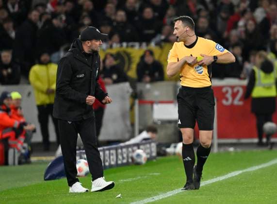 Schiedsrichter Referee Felix Zwayer zeigt Trainer Coach Sebastian Hoeness VfB Stuttgart gelbe Karte gelb Verwarnung VfB Stuttgart vs 1. FSV Mainz 05 26.10.2025 DFL REGULATIONS PROHIBIT ANY USE OF PHOTOGRAPHS AS IMAGE SEQUENCES AND OR QUASI-VIDEO VfB Stuttgart vs 1. FSV Mainz 05