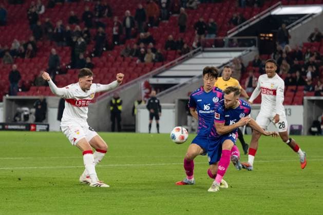 v.li. Pascal Stenzel (VfB Stuttgart, 15), Jae Sung Lee (1. FSV Mainz 05, 07), Silvan Widmer (1. FSV Mainz 05, 30), Torschuss, GER, VfB Stuttgart vs. 1. FSV Mainz 05, Fussball, Herren, 1. Bundesliga, 8. Spieltag, Spielzeit 2025 2026, 26.10.2025, DFL DFB REGULATIONS PROHIBIT ANY USE OF PHOTOGRAPHS AS IMAGE SEQUENCES AND OR QUASI-VIDEO, GER, VfB Stuttgart vs. 1. FSV Mainz 05, Fussball, Herren, 1. Bundesliga, 8. Spieltag, Spielzeit 2025 2026, 26.10.2025 Stuttgart Copyright: xEibner-Pressefoto WolfgangxFrankx EP_WFK