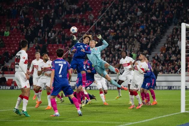 Strafraumszene, v.li. Kaishu Sano (1. FSV Mainz 05, 06), Robin Zentner (1. FSV Mainz 05, 27) Deniz Undav (VfB Stuttgart 26) GER, VfB Stuttgart vs. 1. FSV Mainz 05, Fussball, Herren, 1. Bundesliga, 8. Spieltag, Spielzeit 2025 2026, 26.10.2025, DFL DFB REGULATIONS PROHIBIT ANY USE OF PHOTOGRAPHS AS IMAGE SEQUENCES AND OR QUASI-VIDEO, GER, VfB Stuttgart vs. 1. FSV Mainz 05, Fussball, Herren, 1. Bundesliga, 8. Spieltag, Spielzeit 2025 2026, 26.10.2025 Stuttgart Copyright: xEibner-Pressefoto WolfgangxFrankx EP_WFK