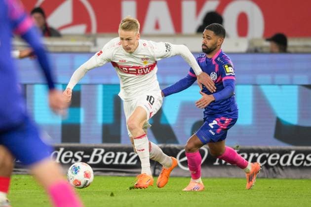 Fußball, 1. Bundesliga, 20251026, VfB Stuttgart - 1. FSV Mainz 05. Im Bild v.l. Chris FÜHRICH (Stuttgart, 10), Phillipp MWENE (Mainz, 2) Dribbling Ball zum Tor 1:1. Stuttgart MHP Arena Baden Württemberg Deutschland Copyright: Passion2Press MarkusxFischerx