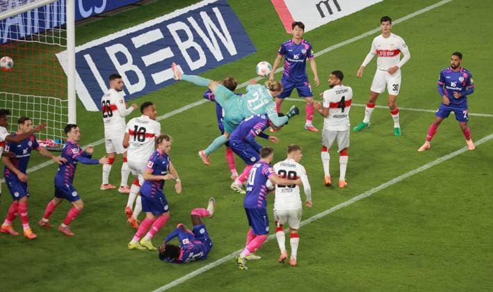26.10.25 VfB Stuttgart - 1. FSV Mainz 05 Deutschland, Stuttgart, 26.10.2025, Fussball, Bundesliga, Saison 2025 2026, VfB Stuttgart - 1. FSV Mainz 05: Torwart Robin Zentner Mainz fliegt im Strafraum.