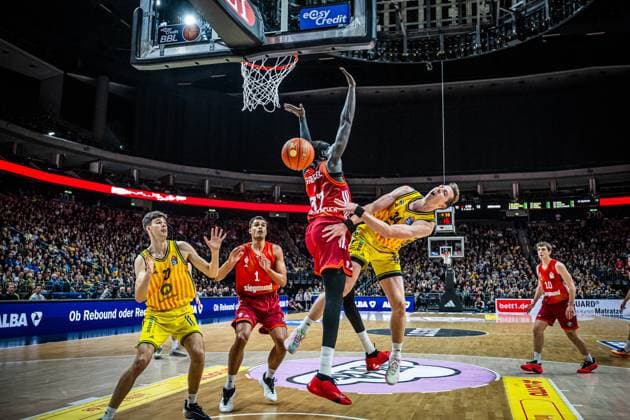 Basketball Berlin 26.10.2025 Saison 2025 2026 easyCredit BBL 1. Bundesliga Männer, Herren Alba Berlin - FC Bayern München Basketball Justin Bean (Alba Berlin, No.34) Wenyen Gabriel (München, No.32)