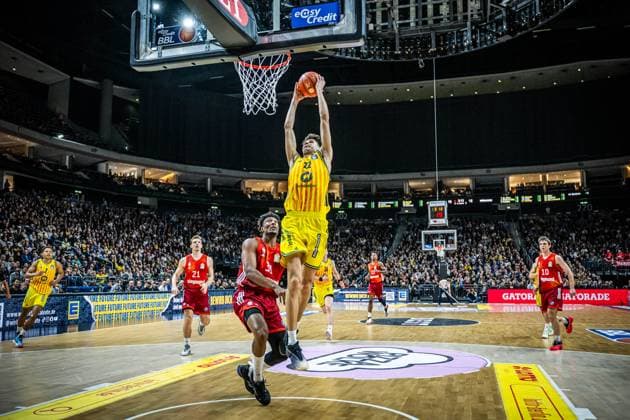 Basketball Berlin 26.10.2025 Saison 2025 2026 easyCredit BBL 1. Bundesliga Männer, Herren Alba Berlin - FC Bayern München Basketball Nevio Bennefeld (Alba Berlin, No.22) David McCormack (München, No.33)