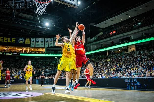 Basketball Berlin 26.10.2025 Saison 2025 2026 easyCredit BBL 1. Bundesliga Männer, Herren Alba Berlin - FC Bayern München Basketball Justinian Jessup (München, No.10) Malte Delow (Alba Berlin, No.06)