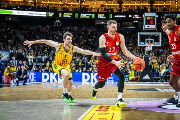 Basketball Berlin 26.10.2025 Saison 2025 2026 easyCredit BBL 1. Bundesliga Männer, Herren Alba Berlin - FC Bayern München Basketball Andreas Obst (München, No.13) Jonas Mattisseck (Alba Berlin, No.09)