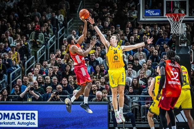 Basketball Berlin 26.10.2025 Saison 2025 2026 easyCredit BBL 1. Bundesliga Männer, Herren Alba Berlin - FC Bayern München Basketball Kamar Baldwin (München, No.44) Justin Bean (Alba Berlin, No.34)